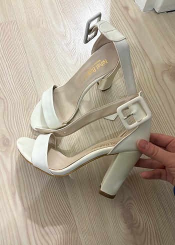 Beyaz Tokalı İnce Topuklu Kadın Ayakkabı - Görsel 4