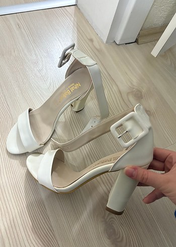 Beyaz Tokalı İnce Topuklu Kadın Ayakkabı - Görsel 2