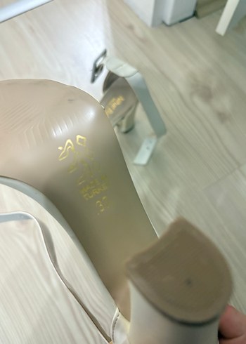 Beyaz Tokalı İnce Topuklu Kadın Ayakkabı - Görsel 3