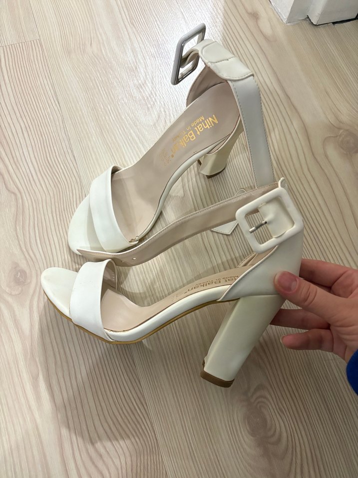 Beyaz Tokalı İnce Topuklu Kadın Ayakkabı - Görsel 4