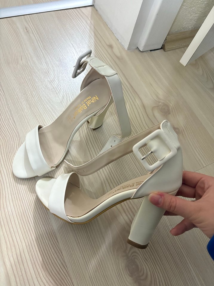 Beyaz Tokalı İnce Topuklu Kadın Ayakkabı - Görsel 2