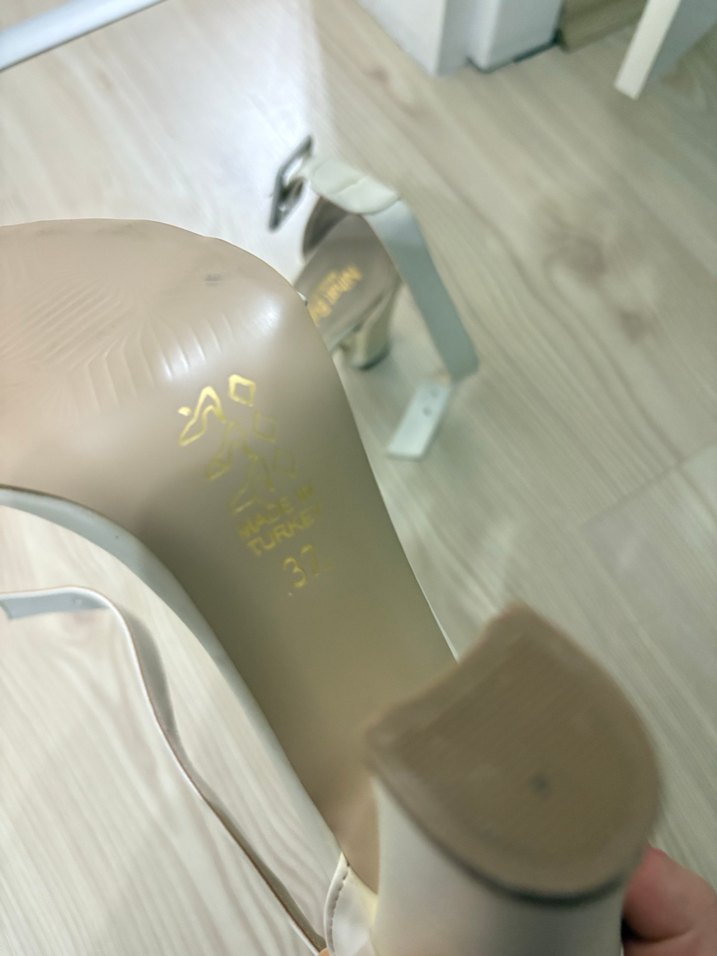 Beyaz Tokalı İnce Topuklu Kadın Ayakkabı - Görsel 3