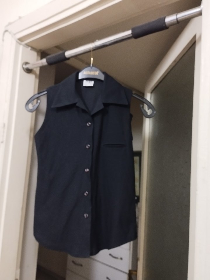 Siyah Keten Düğmeli Kolsuz Gömlek - Görsel 2