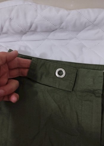 Kadın Yeşil Kemerli Keten Mini Pantolon - Görsel 3