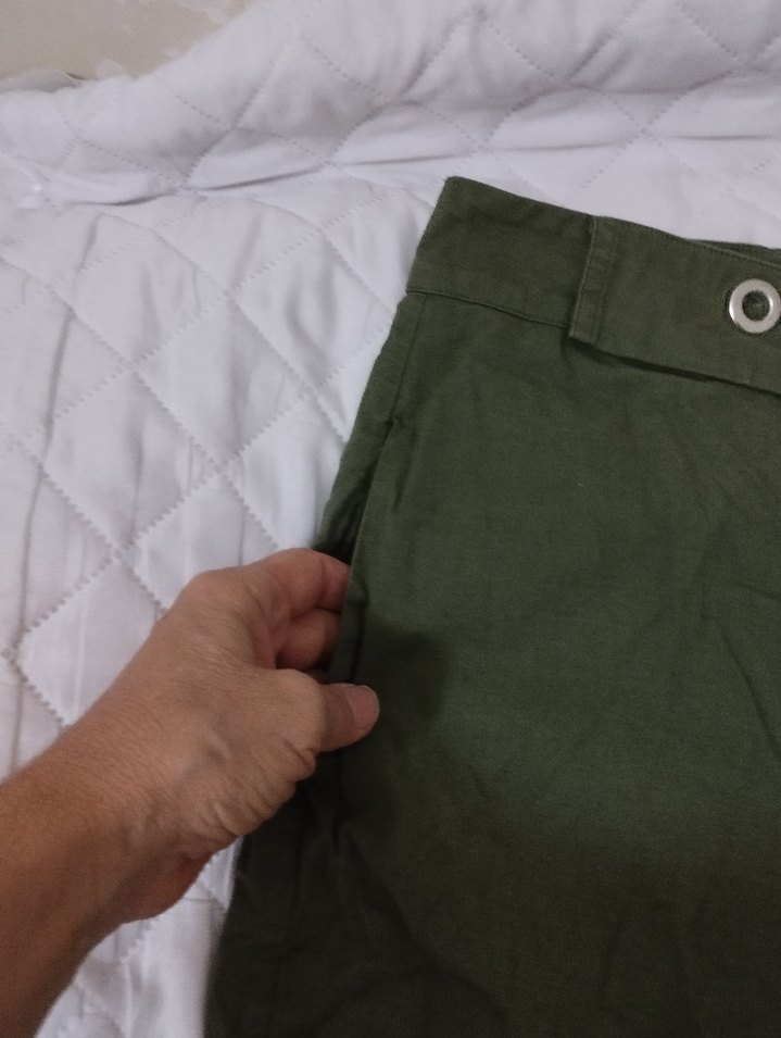 Kadın Yeşil Kemerli Keten Mini Pantolon - Görsel 2