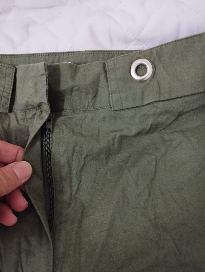 Kadın Yeşil Kemerli Keten Mini Pantolon - Görsel 4