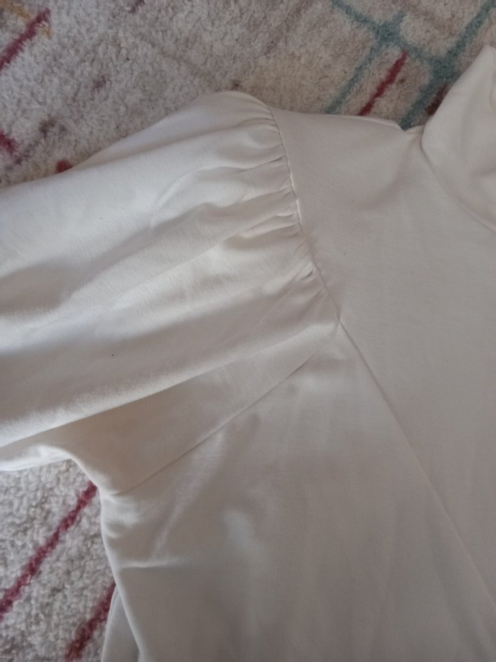 Beyaz Yüksek Yakalı Kadın badiy - Görsel 4