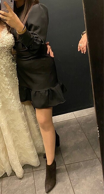 Siyah dik yaka volanlı elbise