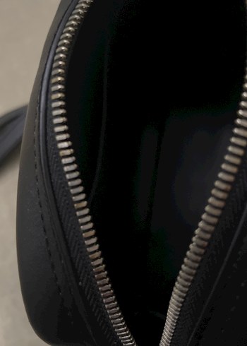 Calvin Klein Kadın Siyah Deri Çapraz Çanta - Görsel 8