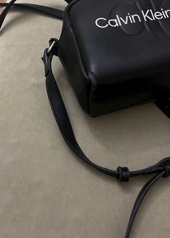 Calvin Klein Kadın Siyah Deri Çapraz Çanta - Görsel 11