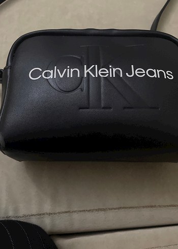 Calvin Klein Kadın Siyah Deri Çapraz Çanta - Görsel 2
