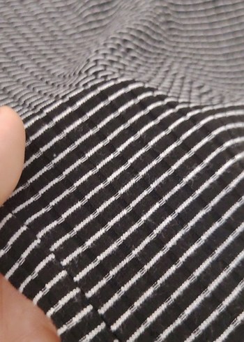 Gri Çizgili V Yaka Tişört - Görsel 4