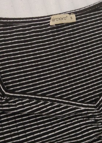 Gri Çizgili V Yaka Tişört - Görsel 3