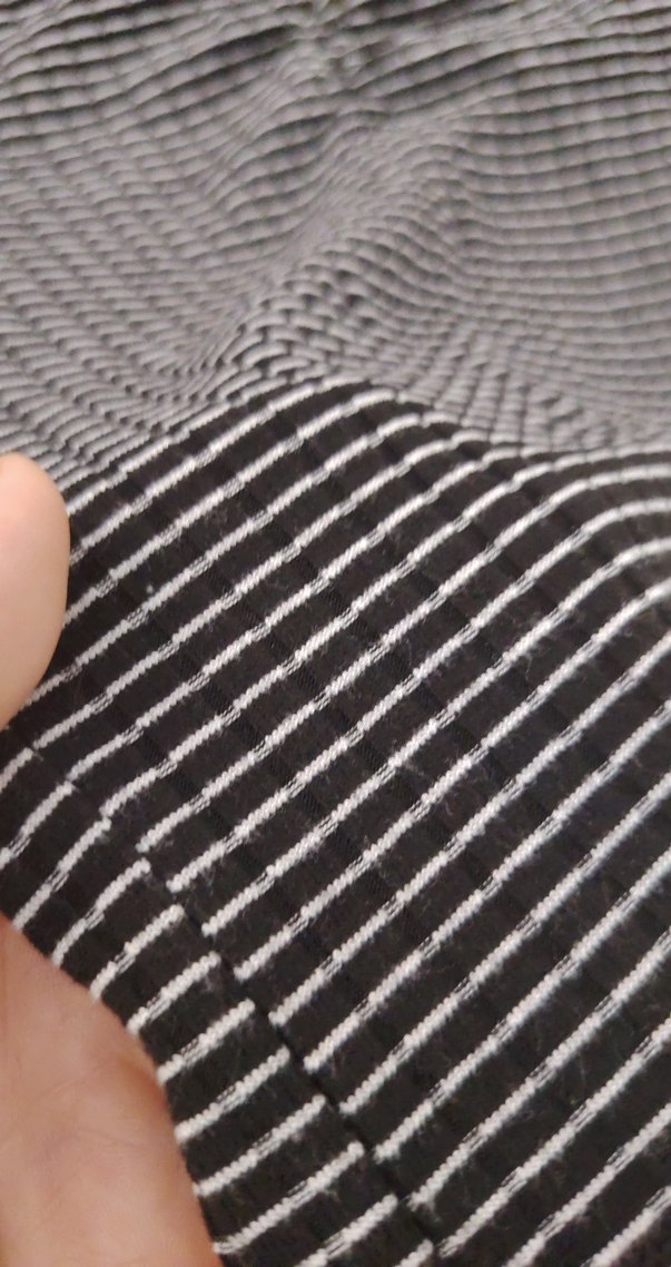 Gri Çizgili V Yaka Tişört - Görsel 4