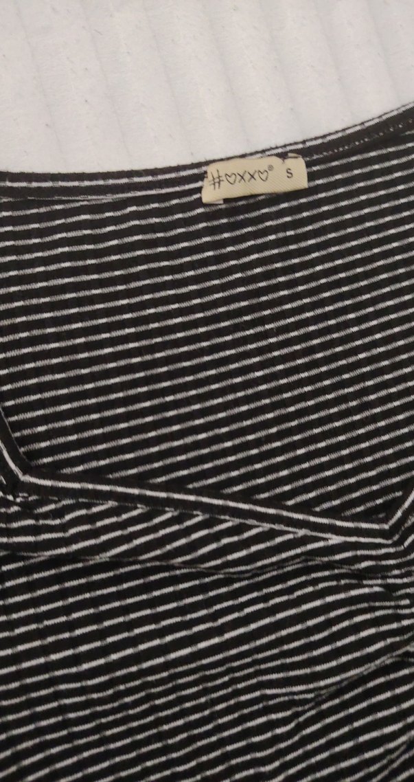 Gri Çizgili V Yaka Tişört - Görsel 3