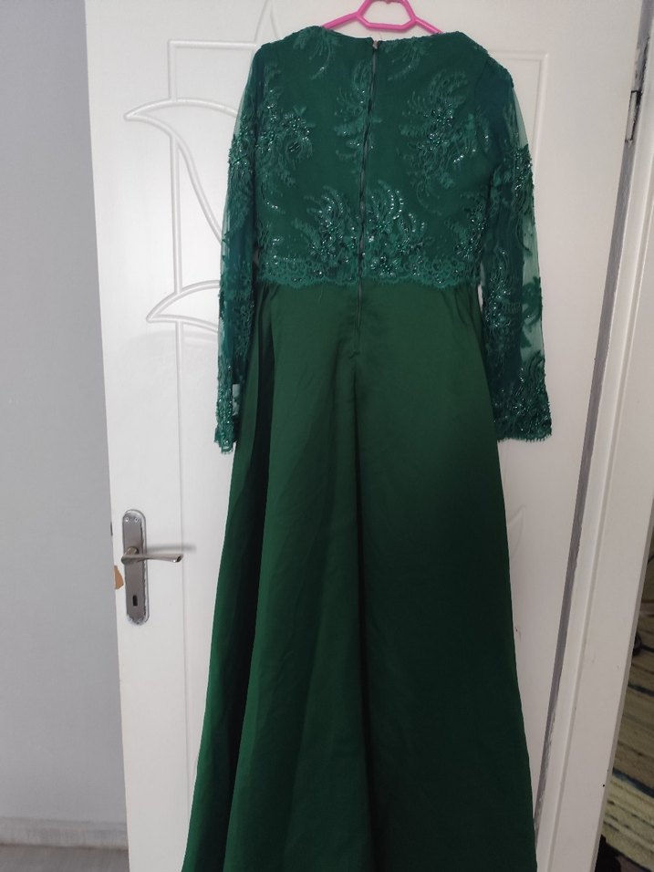 Uzun Kollu İşlemeli Yeşil Abiye Elbise - Görsel 2