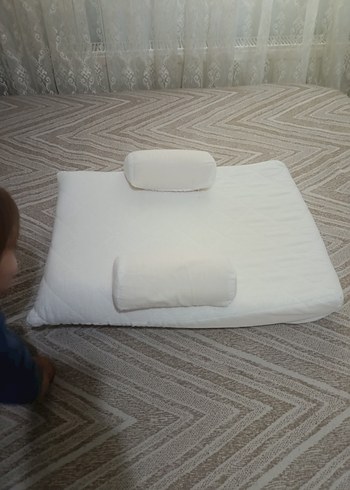 Beyaz reflü yastığı