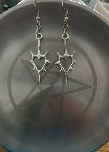 American Vintage Kalp Detaylı Gotik Küpeler