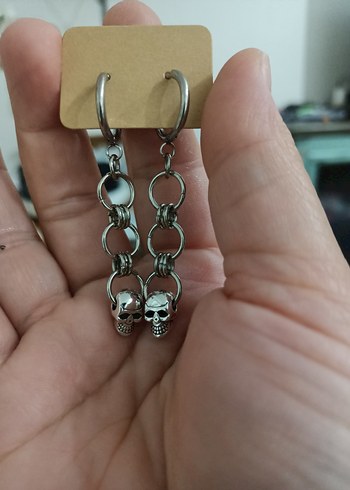 Beden Gri Kafatası Detaylı Gotik Küpe