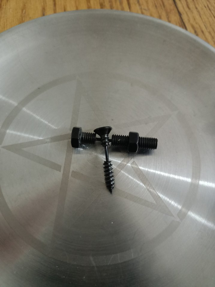 Siyah Gotik Somun vida küpe - Görsel 3