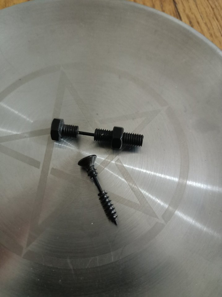 Siyah Gotik Somun vida küpe - Görsel 2