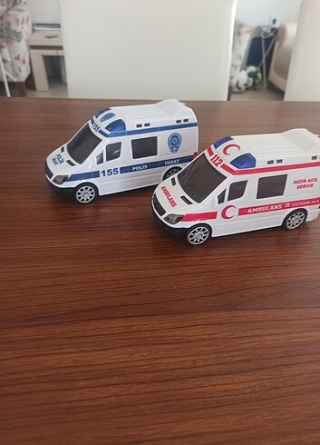 Ambulans ve polis arabasi