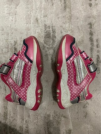 Pembe spor ayakkabı