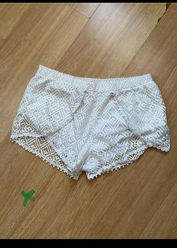 Dantel İşlemeli Beyaz Mini Şort