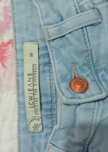LC Waikiki Düğmeli Mavi Mini Denim Şort