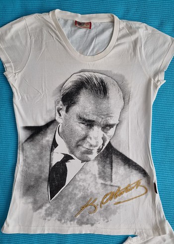 m Beden Atatürk Baskılı Beyaz Kadın Kısa Kollu Tişört