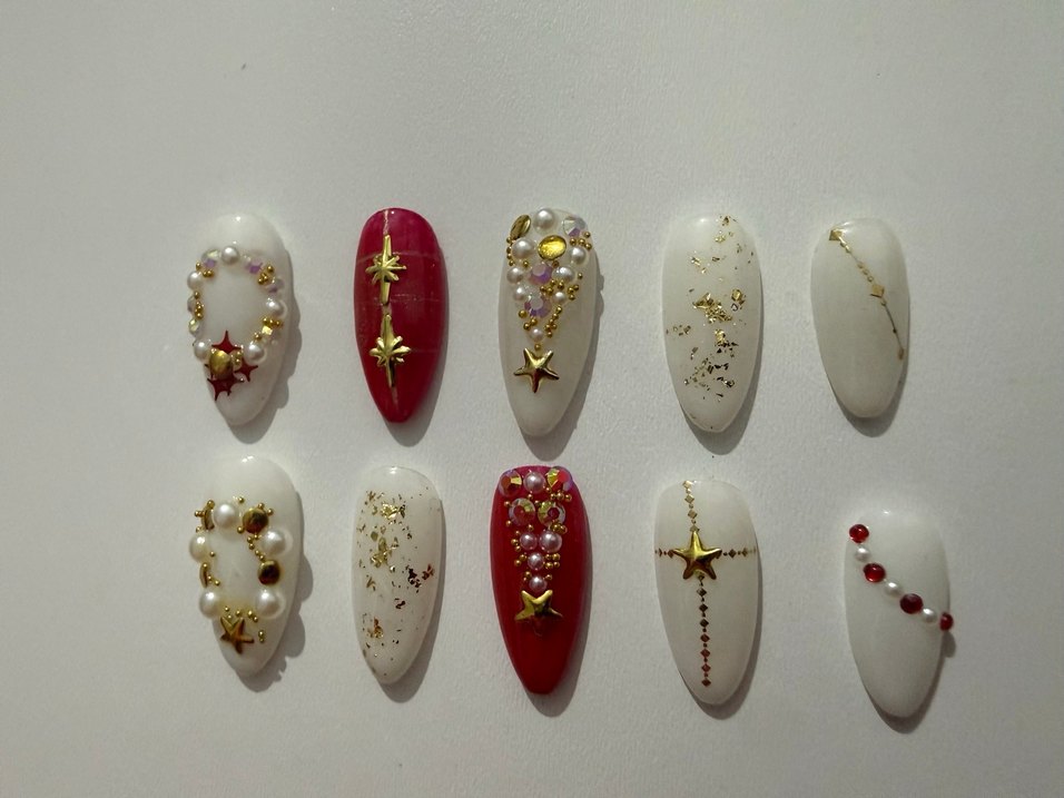 Yeni yıl Beyaz ve Renkli Yıldızlı Tırnak Süslemeleri - Görsel 4