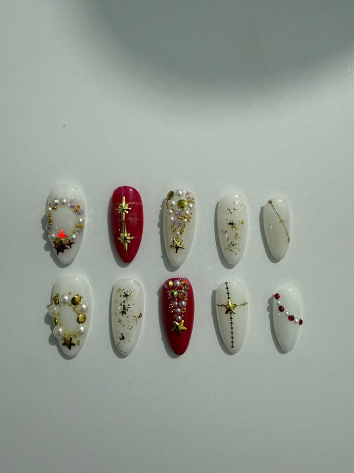 Yeni yıl Beyaz ve Renkli Yıldızlı Tırnak Süslemeleri - Görsel 2
