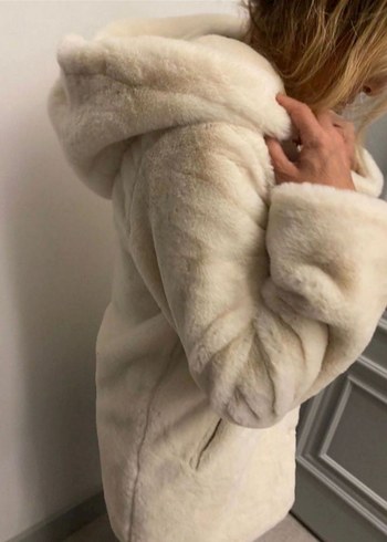 Beyaz Kapüşonlu Kürklü Kadın Kışlık Mont - Görsel 3