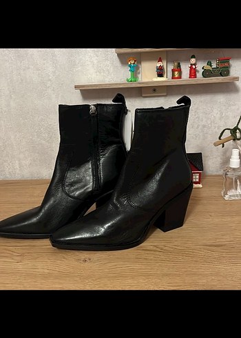 Tokalı Siyah Deri Kadın Bot - Görsel 5