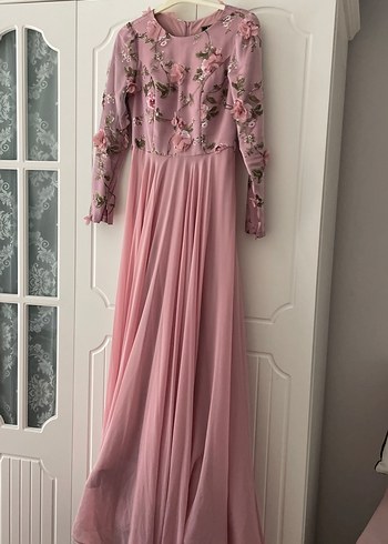 Pembe Çiçek İşlemeli Uzun Kollu Abiye Elbise