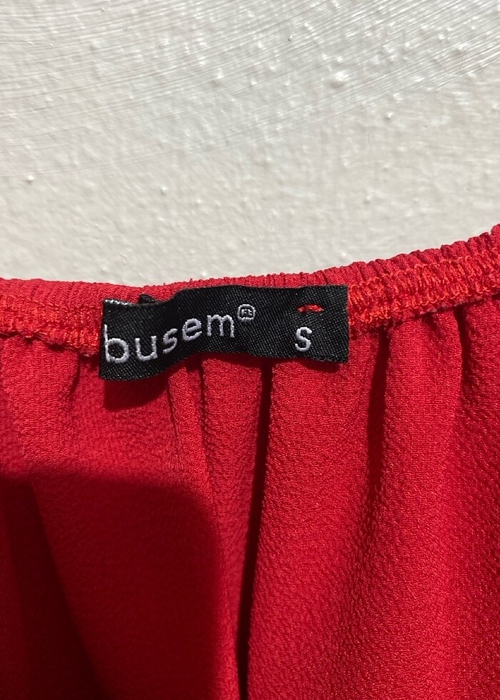 Omuz detaylı kırmızı bluz - Görsel 3