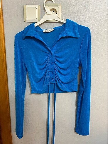 Belden bağlamalı buzy kumaş crop gomlek