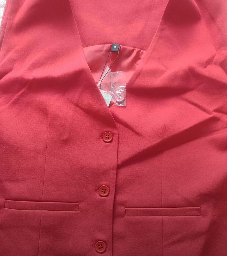 Kırmızı Düğmeli Kadın Yelek - Görsel 2