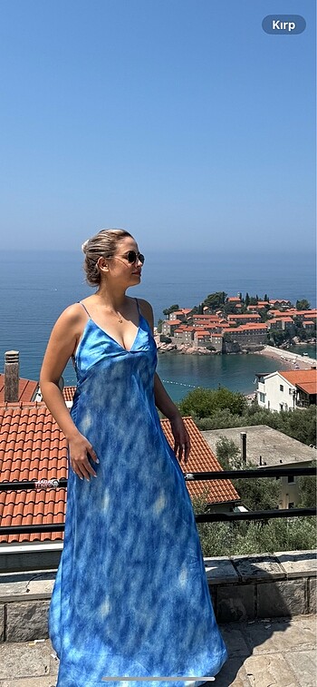 Mavi uzun sırtı açık elbise