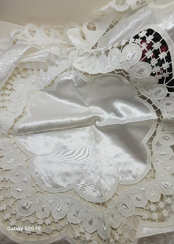 Brüksel İşlemeli Parlak Masa Örtüsü - Görsel 3