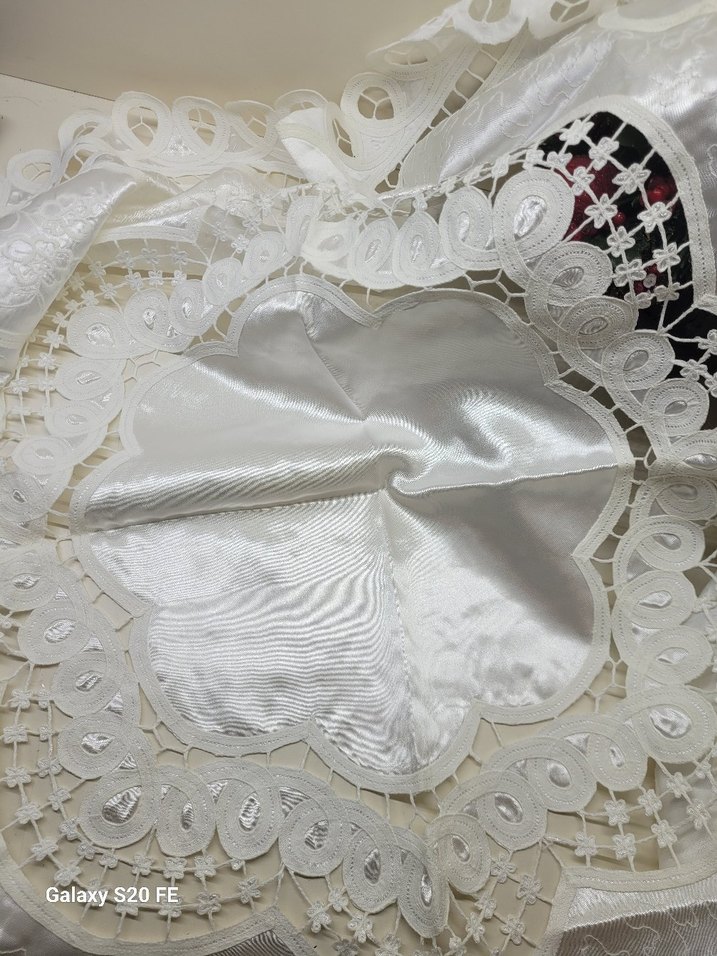 Brüksel İşlemeli Parlak Masa Örtüsü - Görsel 3