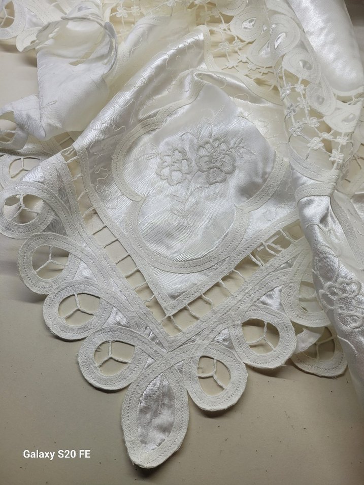 Brüksel İşlemeli Parlak Masa Örtüsü - Görsel 4