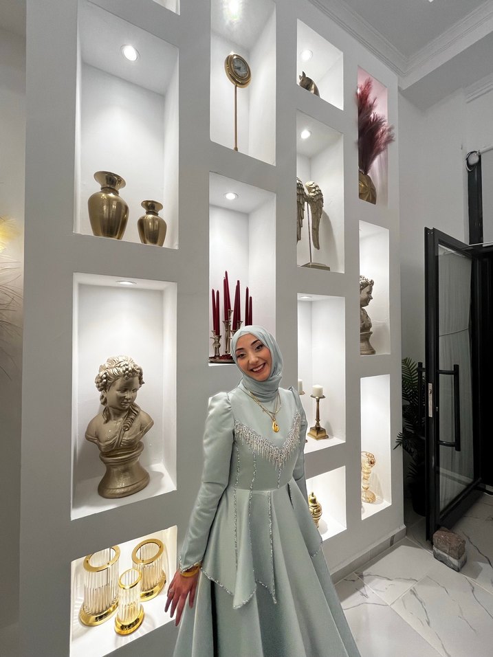 Uzun Kollu, Yüksek Yakalı Beyaz Tesettür Abiye - Görsel 3