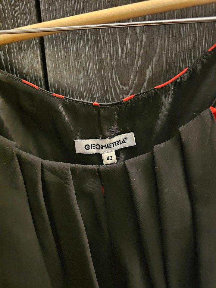 Kırmızı Desenli Fırfırlı elbise - Görsel 2