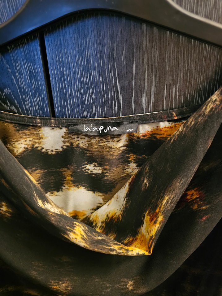 Drapeli Siyah Batik Desenli Midi elbise - Görsel 3