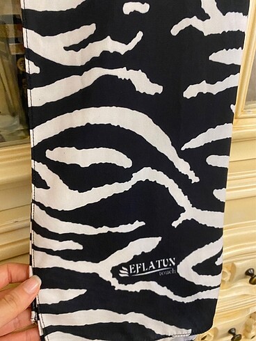 İpekevi Siyah Zebra Desenli Şık Şal