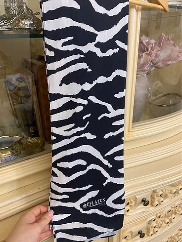 Beden Siyah Zebra Desenli Şık Şal