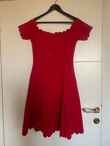 Kırmızı omuz dekolteli elbise