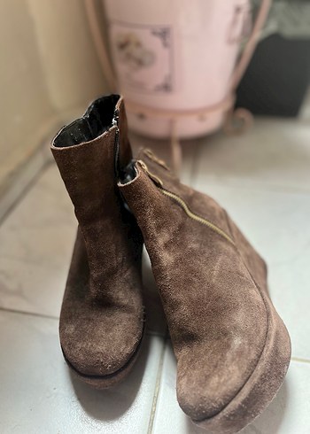 Beta Kahverengi Süet Dolgu Topuklu Fermuarlı Bot
