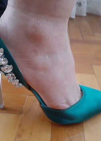 Yeşil saten topuklu ayakkabı 